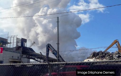 Important incendie dans un centre de recyclage à Montréal-Est